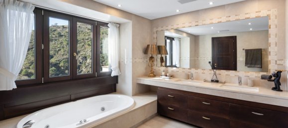 7 bedrooms House in La Quinta, Spain No. 40633 20