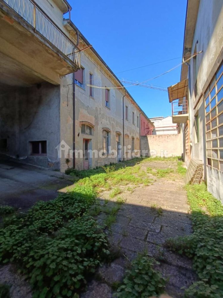 5 rooms Building in Crema, Italy No. 138192