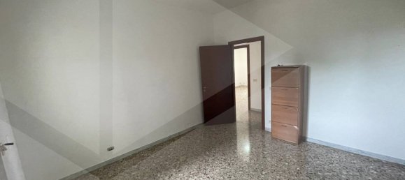 4-salle Appartement à Bari, Italy No. 29800 30