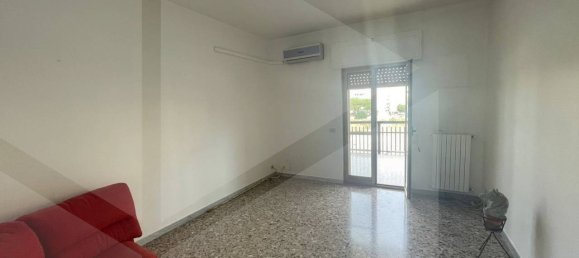 4-salle Appartement à Bari, Italy No. 29800 3