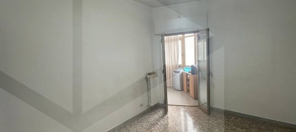 4-salle Appartement à Bari, Italy No. 29800 5