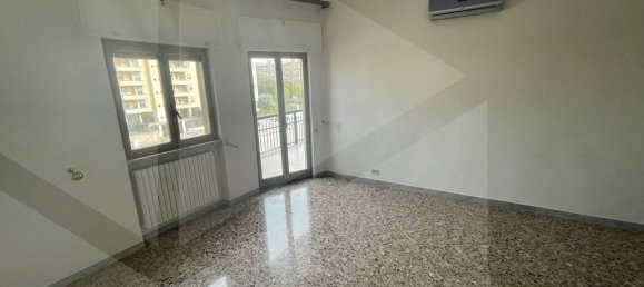 4-salle Appartement à Bari, Italy No. 29800 13