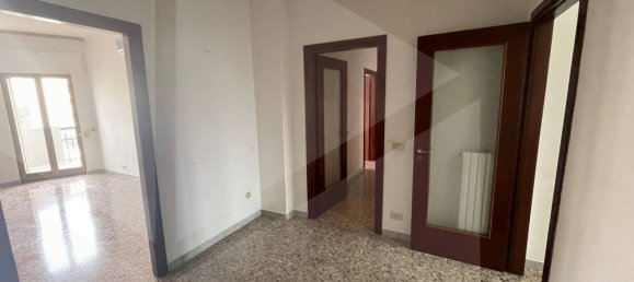 4-salle Appartement à Bari, Italy No. 29800 15