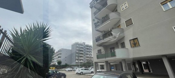 4-salle Appartement à Bari, Italy No. 29800 33