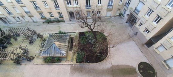 Studio in Paris, France No. 310359 13