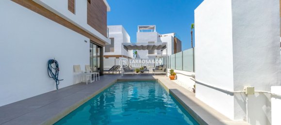 Casa de 4 dormitorios en Alicante, Spain No. 175671 2