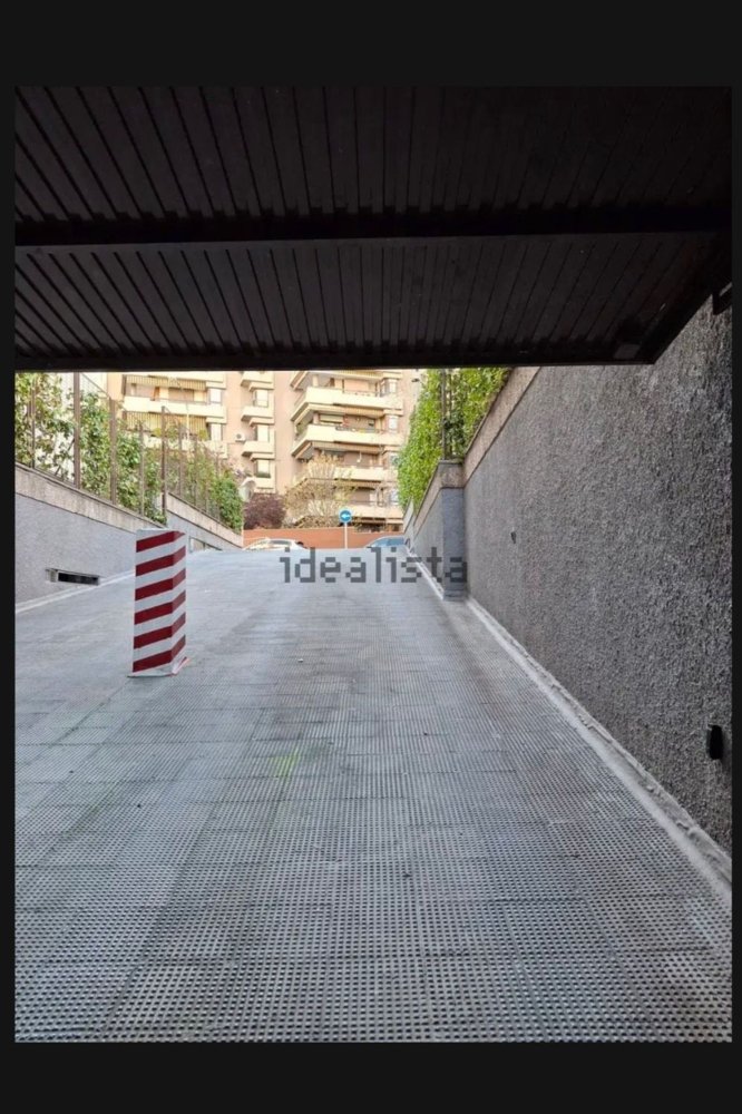  Garage in Madrid, Spain No. 207753