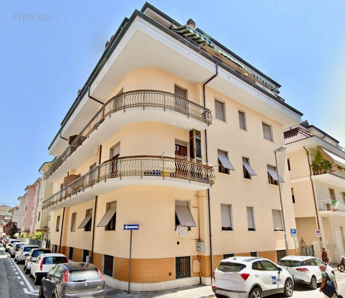 3 rooms Apartment in San Benedetto del Tronto, Italy No. 301171