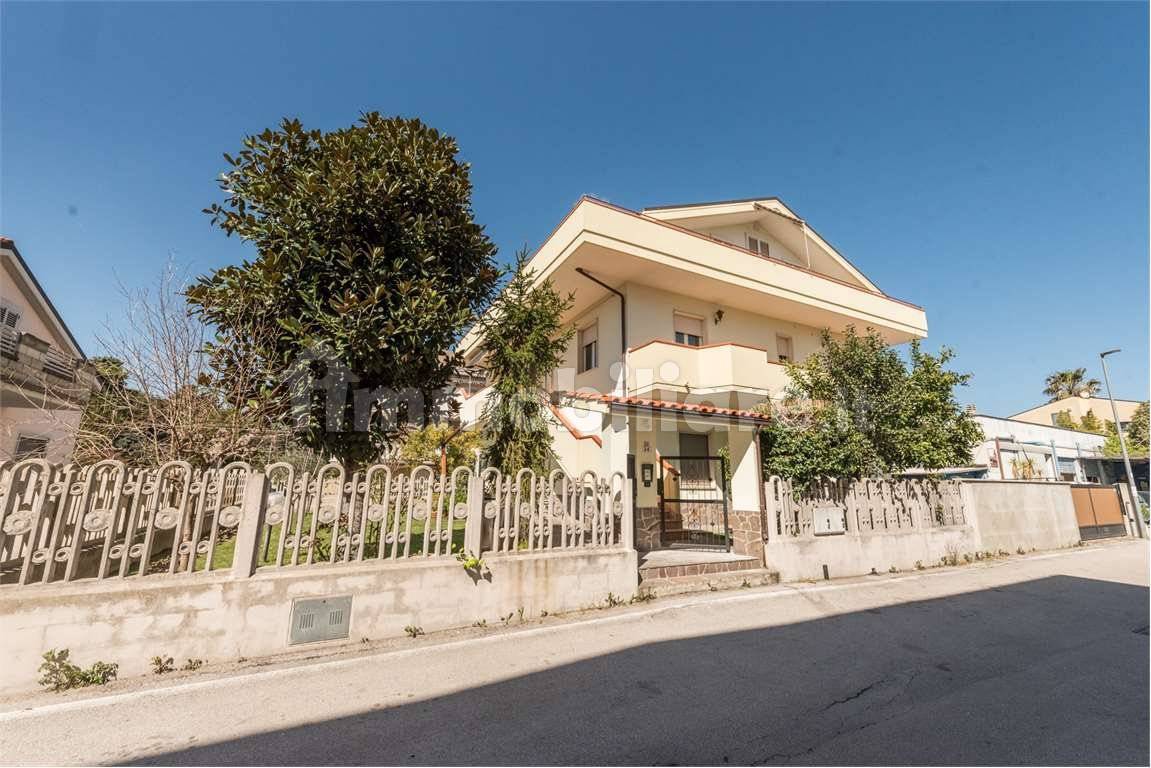 Casa de 3 dormitorios en Montesilvano, Italy No. 123327