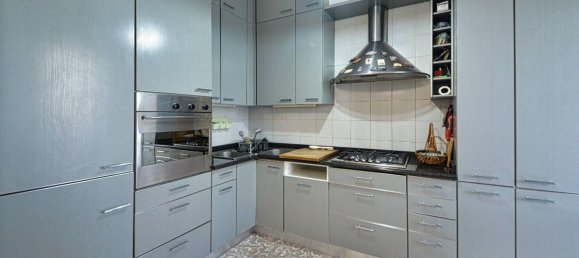 2 Schlafzimmer Wohnung in Milan, Italy, Nr. 335236 8