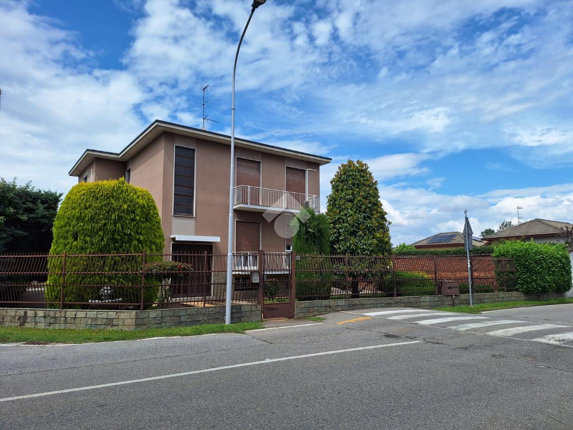 6 rooms Villa in Inveruno, Italy No. 139701