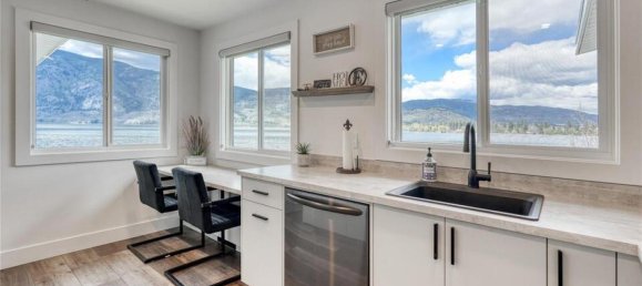 4 bedrooms House in British Columbia, Canada No. 1288 10