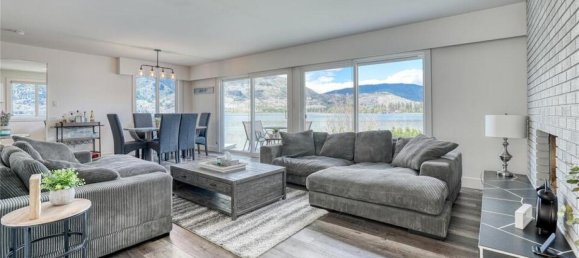 4 bedrooms House in British Columbia, Canada No. 1288 2