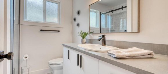 4 bedrooms House in British Columbia, Canada No. 1288 12