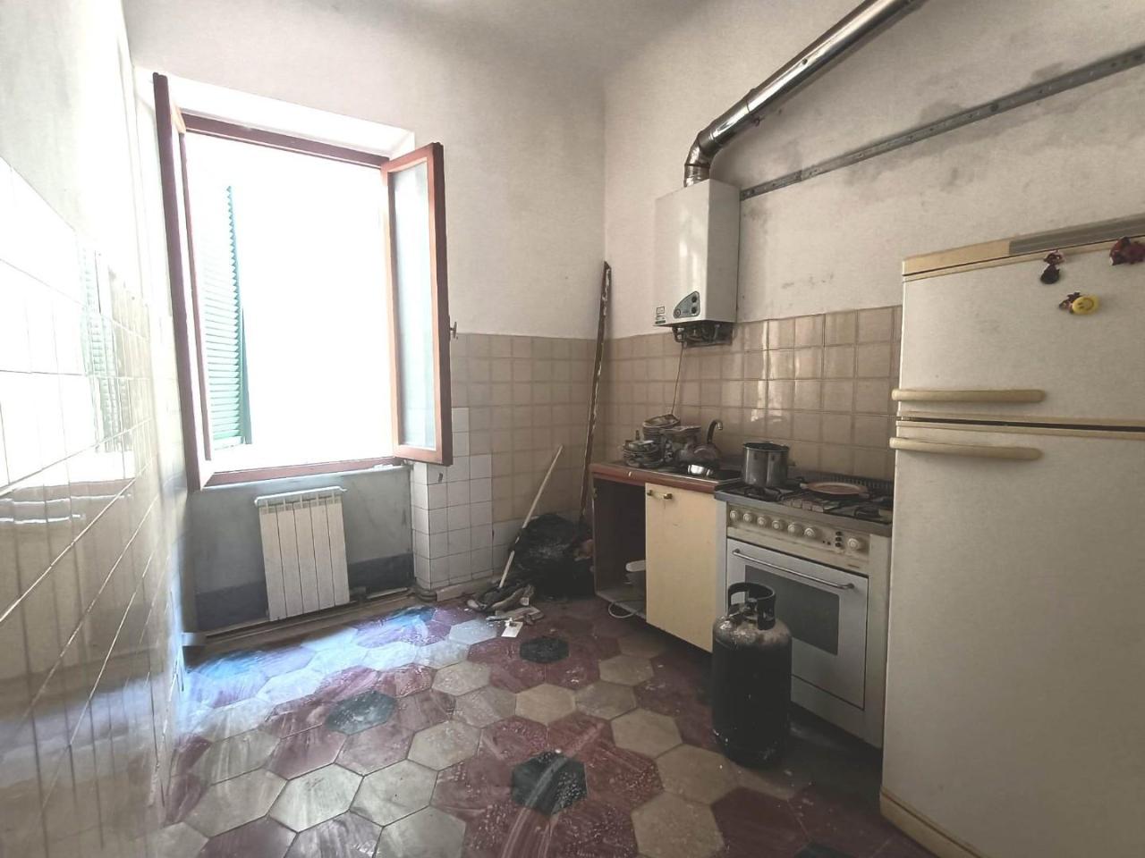 Квартира с 3 комнатами в Каррара, Италия № 165283