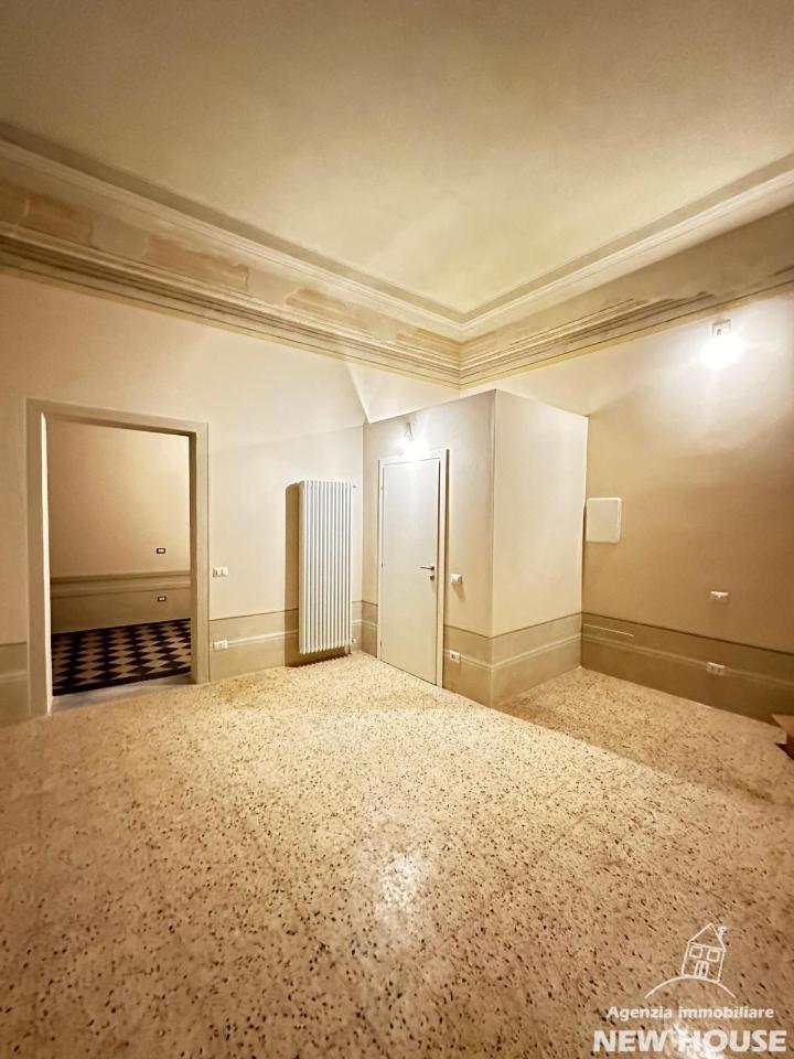 5 rooms Apartment in Pisa, Italy No. 38088