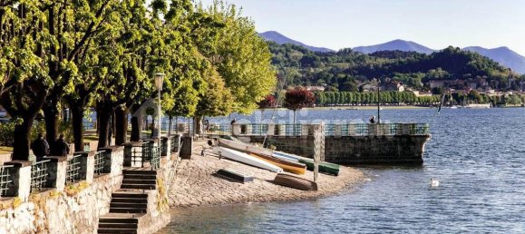 Коммерческая недвижимость с 2 комнатами в Арона, Италия № 229968 5