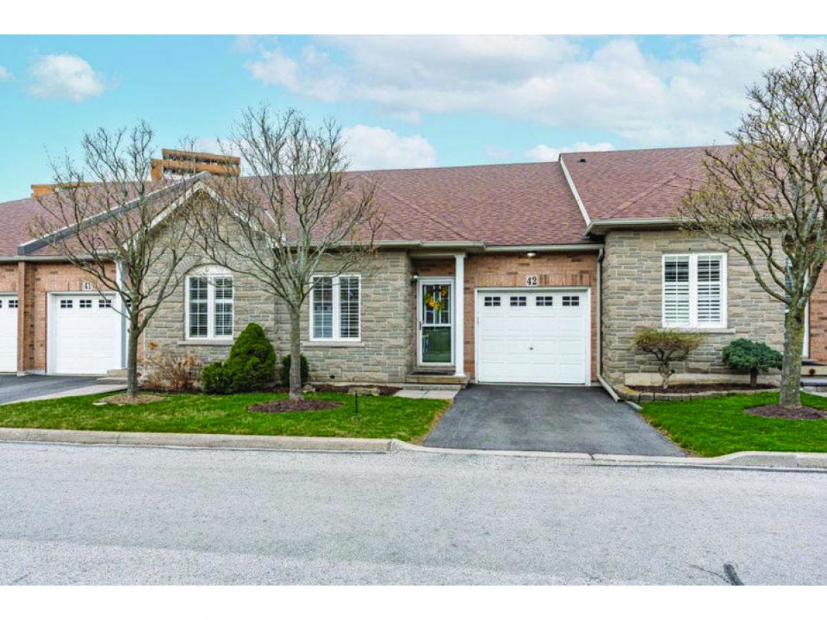 2 bedrooms Condo in Hamilton, Canada No. 909