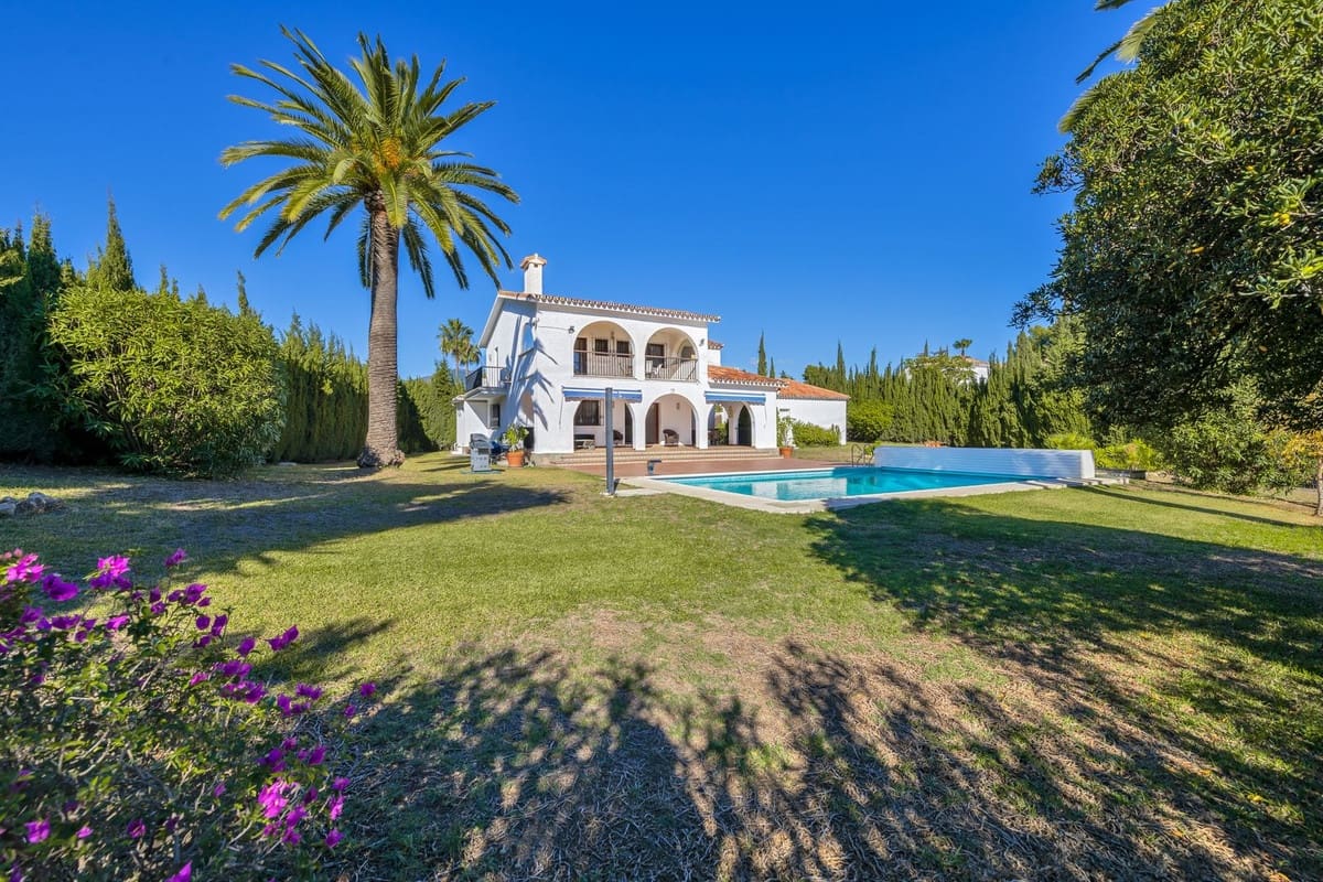 5 bedrooms House in Estepona, Spain No. 180816