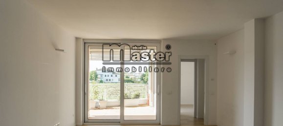 3 bedrooms Apartment in Treviso, Italy No. 220809 2