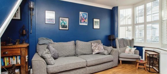 3 bedrooms House in Watford, United Kingdom No. 6069 2