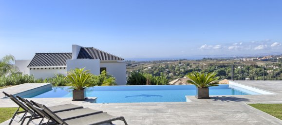 5 bedrooms Villa in Malaga, Spain No. 22738 2