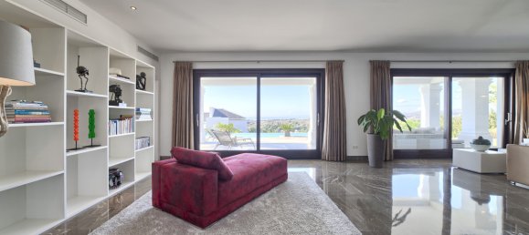 5 bedrooms Villa in Malaga, Spain No. 22738 3