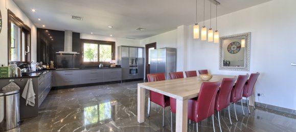 5 bedrooms Villa in Malaga, Spain No. 22738 4