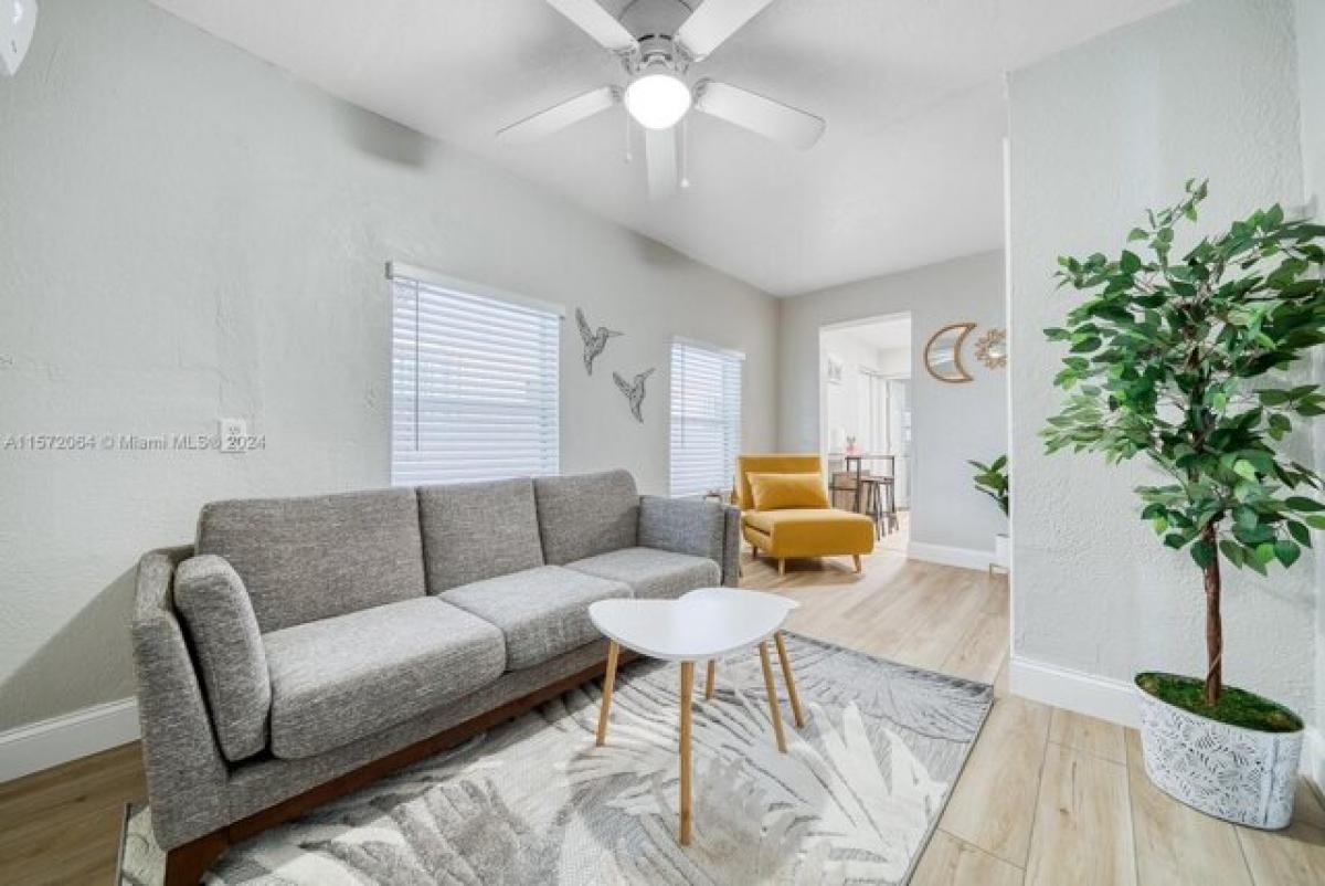 8 bedrooms House in Miami, USA No. 208056