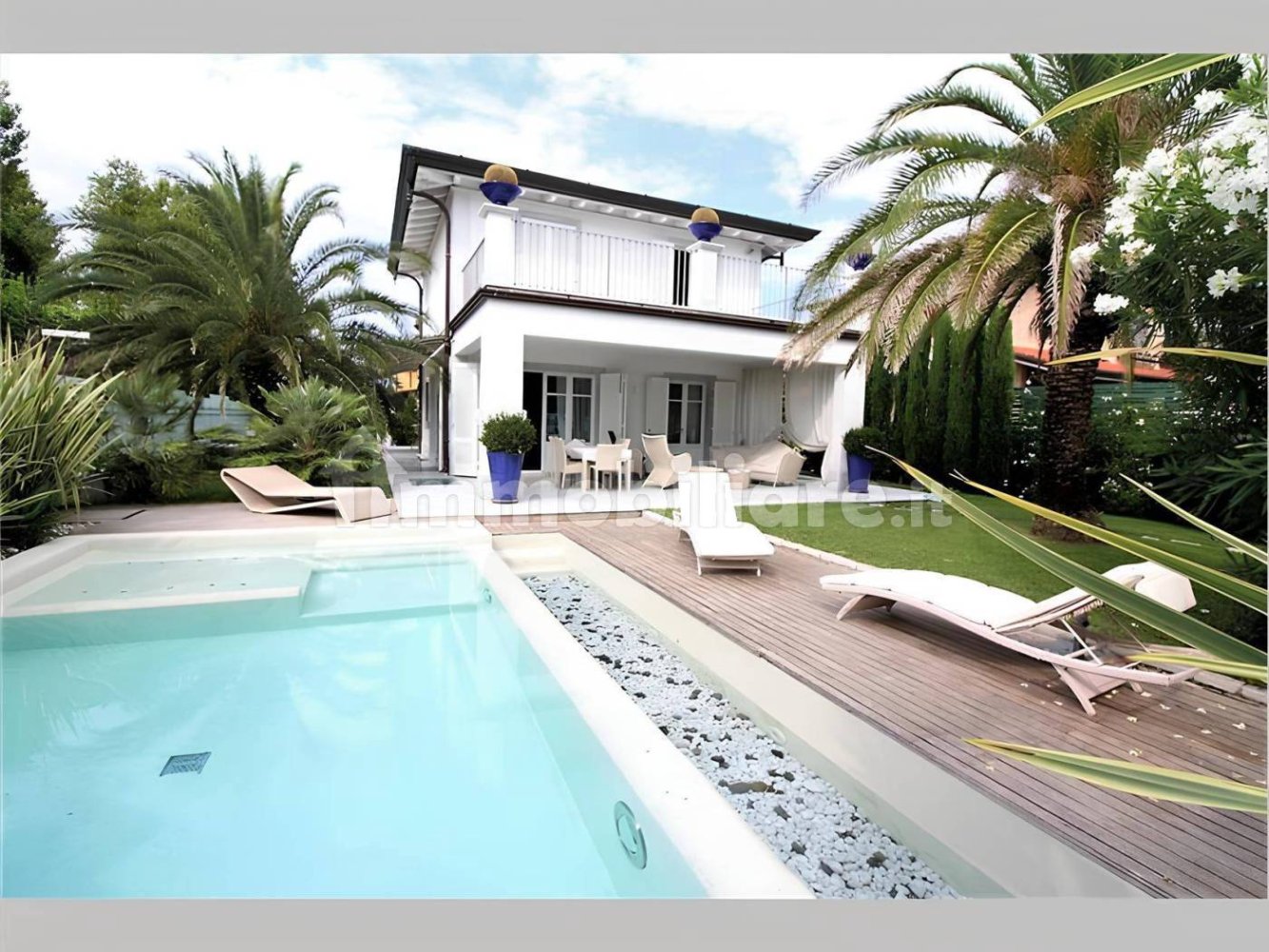 4 bedrooms Villa in Forte dei Marmi, Italy No. 194188