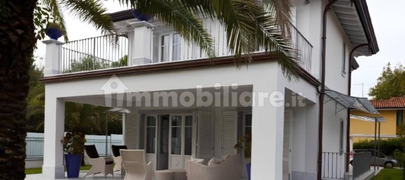 4 bedrooms Villa in Forte dei Marmi, Italy No. 194188 3
