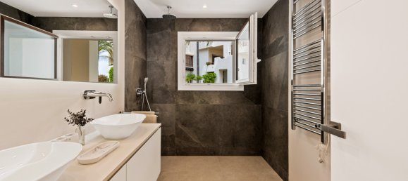 4 bedrooms Apartment in Estepona, Spain No. 3026 6