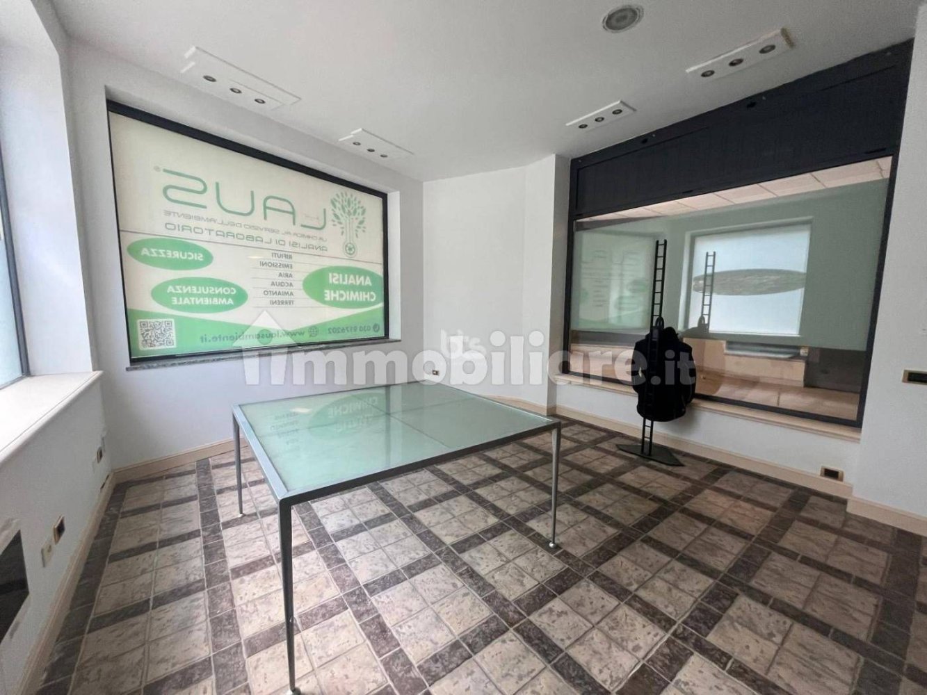 Propiedad comercial de 2 habitaciónes en Sarnico, Italy No. 262559