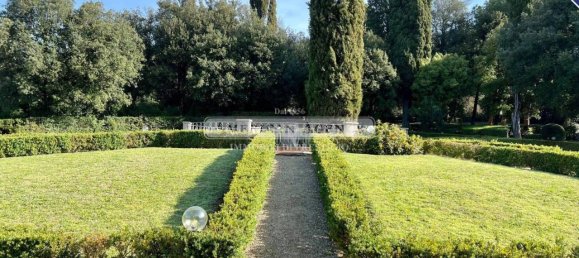 9 rooms Apartment in Florence, Italy No. 34717 4