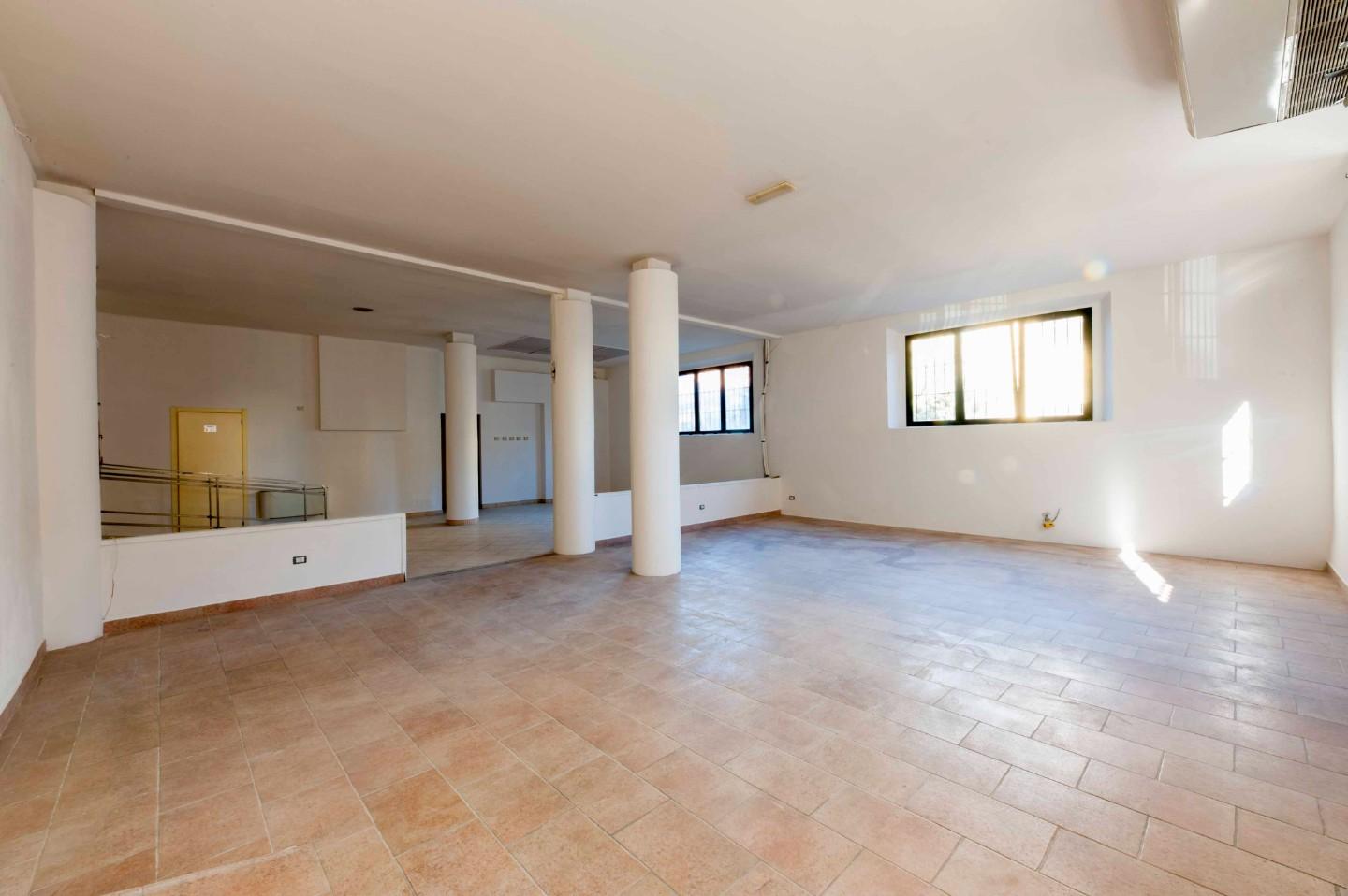 2 rooms Commercial property in Poggibonsi, Italy No. 14248