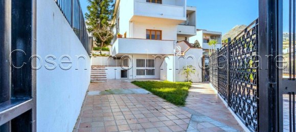 3 bedrooms Villa in Palermo, Italy No. 266641 2