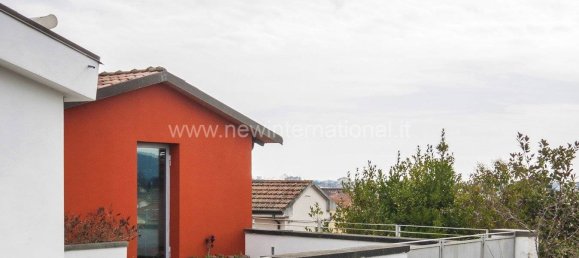 4 bedrooms Villa in Carrara, Italy No. 51776 4
