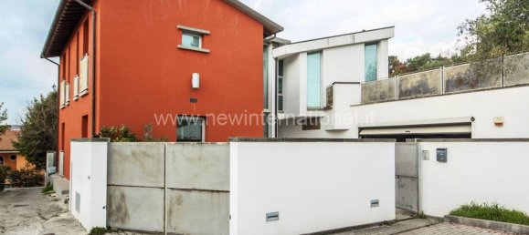 4 bedrooms Villa in Carrara, Italy No. 51776 2