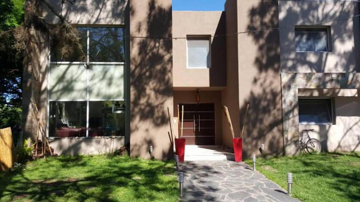 Casa de 4 dormitorios en Escobar, Argentina No. 3711