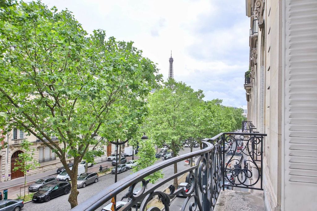 4 bedrooms Apartment in Paris, France No. 148536