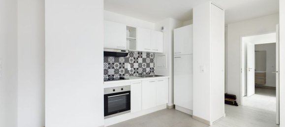 2 bedrooms Apartment in Clamart, France No. 168972 3