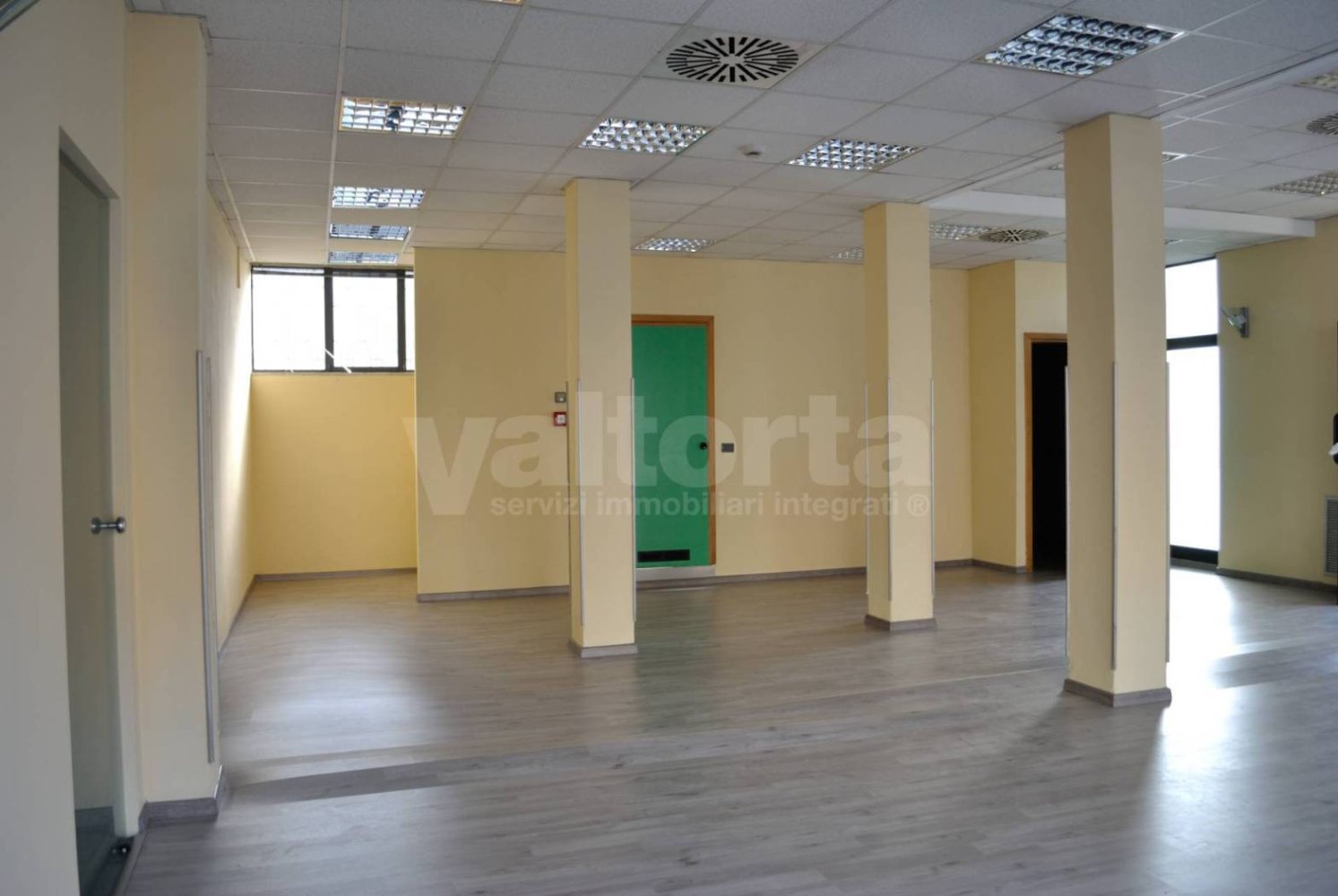 Офис с 1 комнатой в Карате Брианца, Италия № 197189