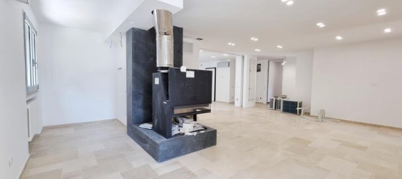 5 rooms Apartment in Caserta, Italy No. 136602 6