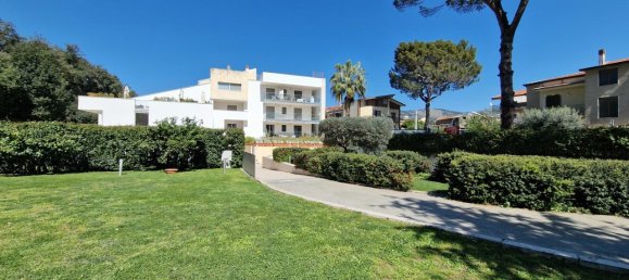 5 rooms Apartment in Caserta, Italy No. 136602 3