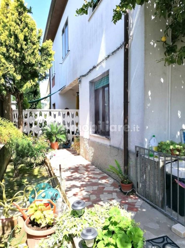 Casa de 4 dormitorios en Carrara, Italy No. 45691