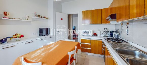 4 bedrooms Apartment in Modena, Italy No. 353656 7