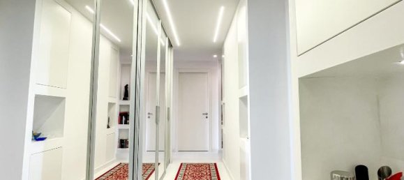 8-salle Appartement à Livorno, Italy No. 170239 27