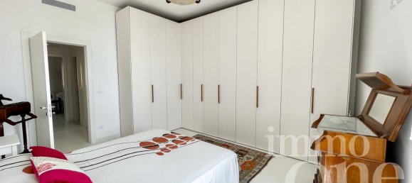 8-salle Appartement à Livorno, Italy No. 170239 21