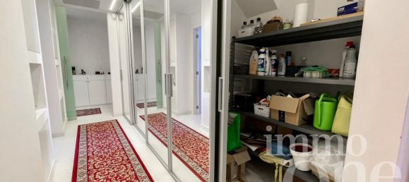 8-salle Appartement à Livorno, Italy No. 170239 24