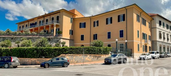 8-salle Appartement à Livorno, Italy No. 170239 5